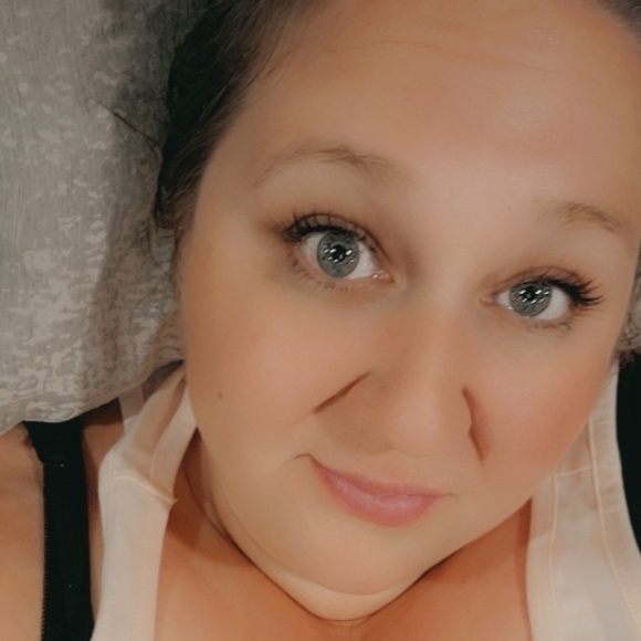 Profile Picture of Rebecca Lobbezoo (@rebeccalobbezoo) on Poshmark