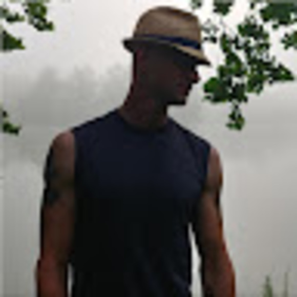 Profile Picture of Matthew Helfrich (@striped_tiger75) on Poshmark