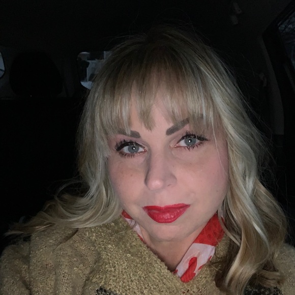 Profile Picture of Danielle Dosiak-sweetman (@dsweetman) on Poshmark