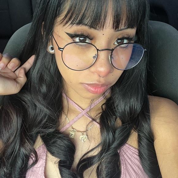 Profile Picture of Nicole Apolinario (@maonii) on Poshmark