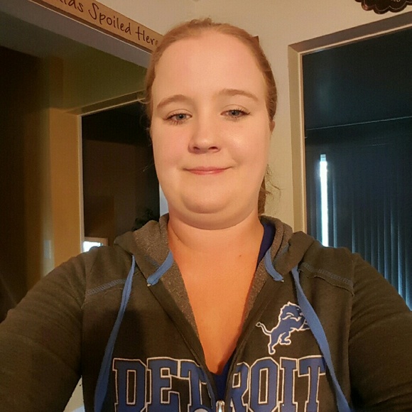 Profile Picture of Mandy Hudson (@ahudson416) on Poshmark