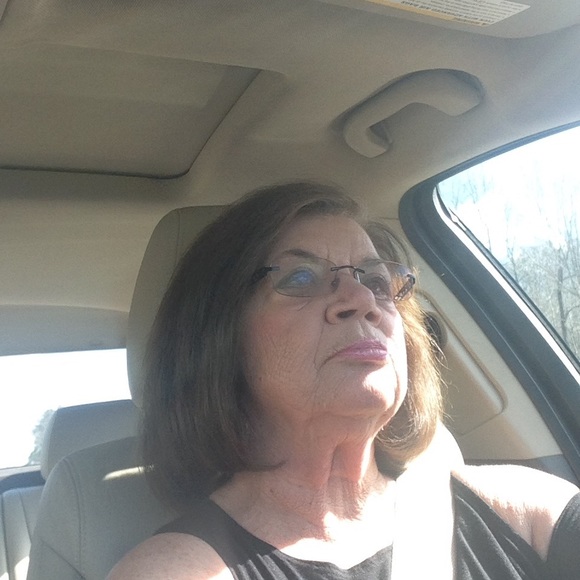 Profile Picture of Jackie Latch (@jackiellatch) on Poshmark