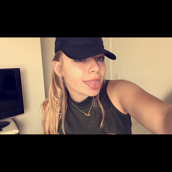 Profile Picture of Faith Lonardo (@faithypoo071100) on Poshmark