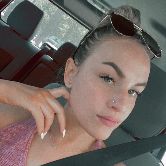 Profile Picture of Emma Devincenzi (@emmababyxo22) on Poshmark