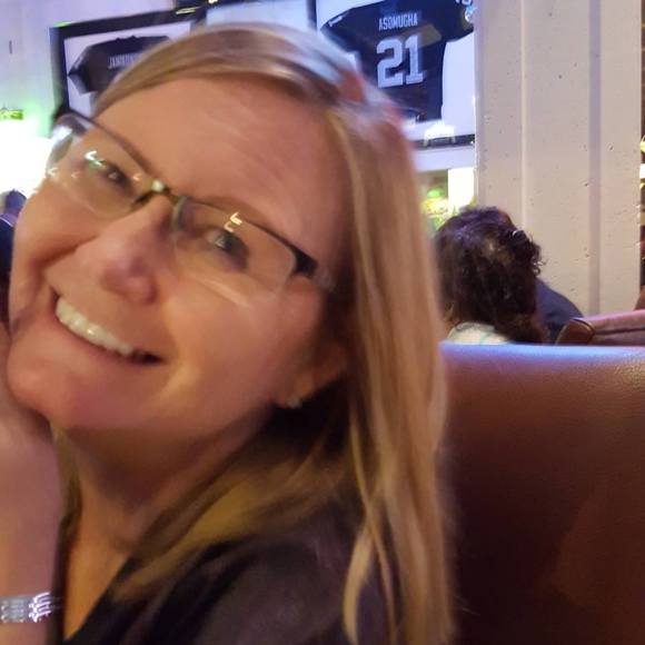 Profile Picture of Laura Pileggi (@lodereeree) on Poshmark