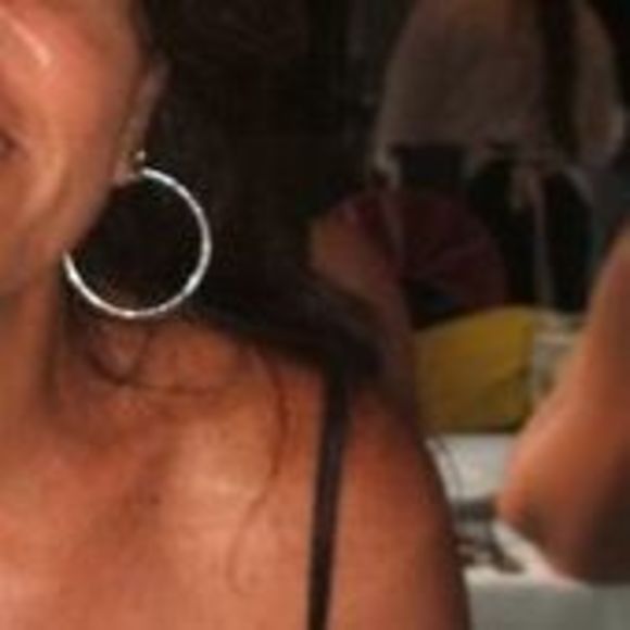 Profile Picture of Lucia Soares (@batatas) on Poshmark