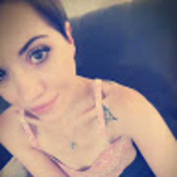 Profile Picture of Felicity Robertson (@felicityroberts) on Poshmark