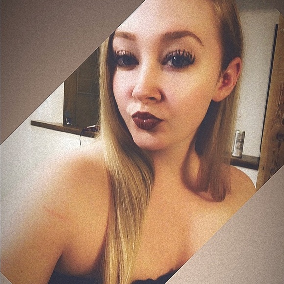 Profile Picture of Shelby Sanda (@sanda614) on Poshmark