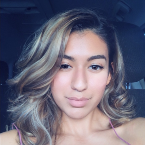 Profile Photo of Aneliese Garza (@anxgarza) on Poshmark