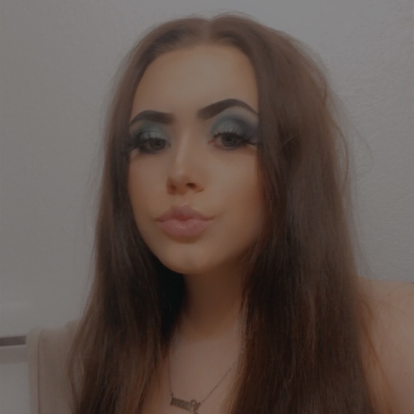 Ashly Schuringa - Poshmark Profile Picture of Ashly Schuringa (@abschuringa) on Poshmark