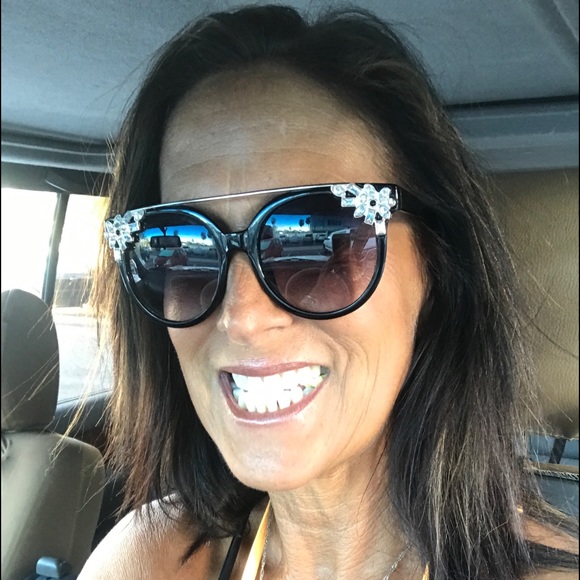 Profile Picture of Staci Devick (@stacidevick) on Poshmark