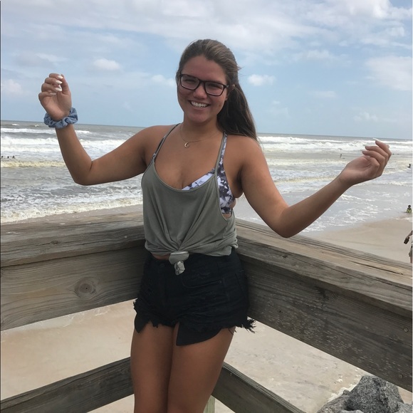 Noelle Hussian - Poshmark Profile Picture of Noelle Hussian (@noellehhussian) on Poshmark