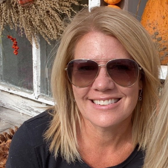 Profile Picture of Sharmyn Brockshus (@sharmynb) on Poshmark