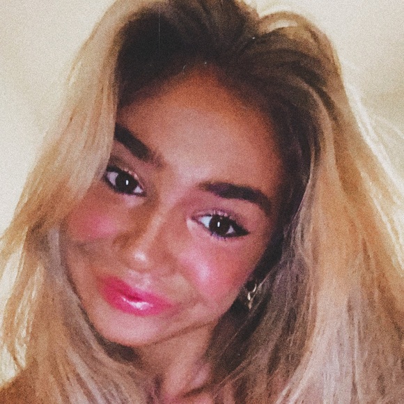 Profile Picture of Lilli Miller (@lillimiller17) on Poshmark