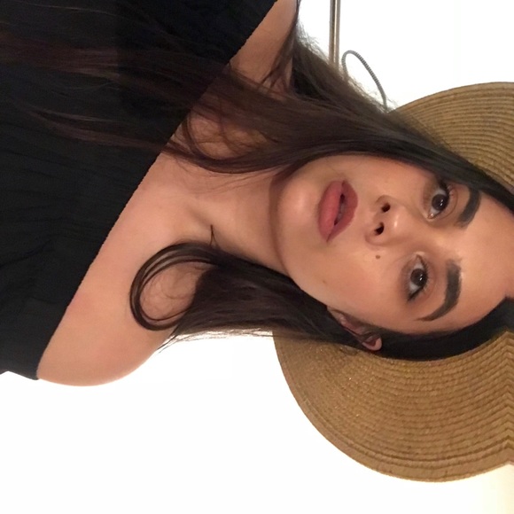 Profile Picture of Allyson Hewett (@allysonhewett) on Poshmark