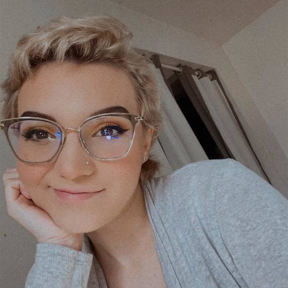 Lillian Hochstetler - Poshmark Profile Picture of Lillian Hochstetler (@lillianhochst) on Poshmark