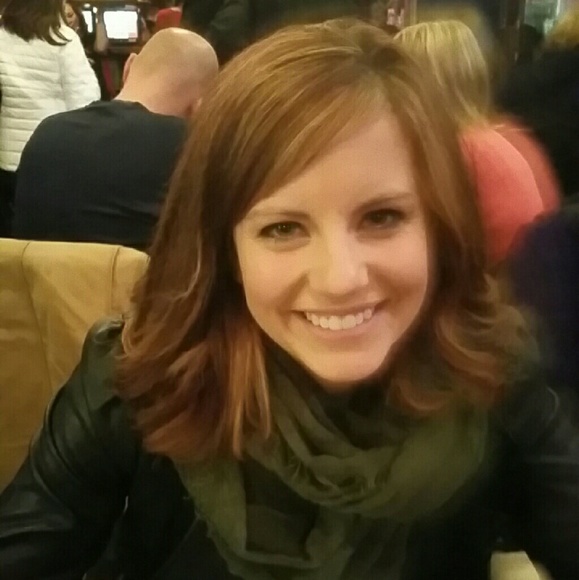 Profile Picture of Chelsea Hillert (@chillert) on Poshmark