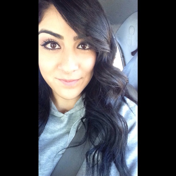 Profile Picture of Stephanie Ayala (@stephayala2) on Poshmark