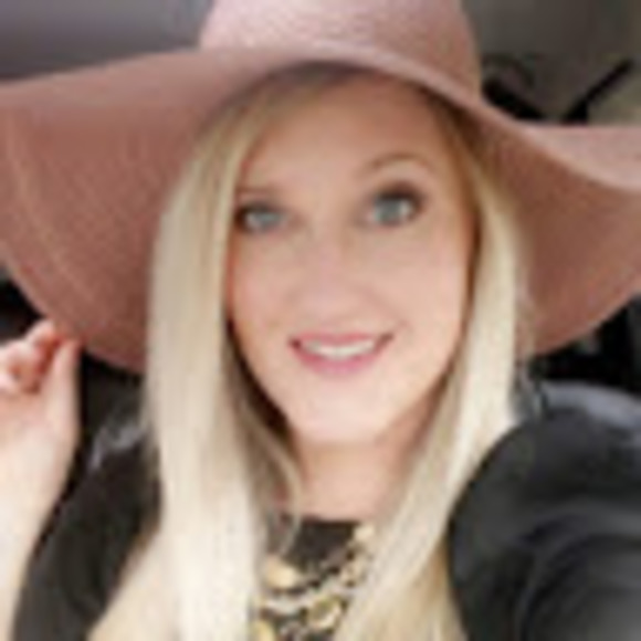 Profile Picture of Katie Dmitruk (@katiedmitruk) on Poshmark