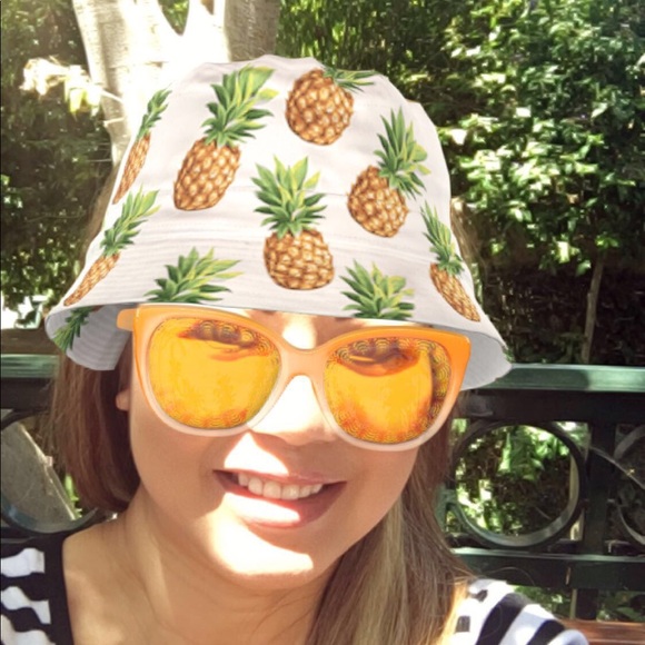 Profile Picture of Neenee Vilaylack (@neeneesnowball) on Poshmark