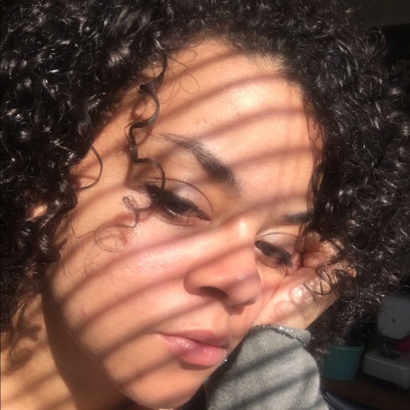 Profile Picture of Debora Schneider (@debogon) on Poshmark