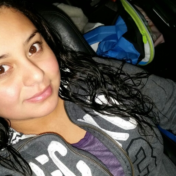 Profile Picture of Cindy Chew (@chewcindy82) on Poshmark