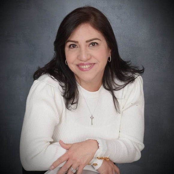 Profile Picture of Blanca Cisneros (@blanquiz71) on Poshmark