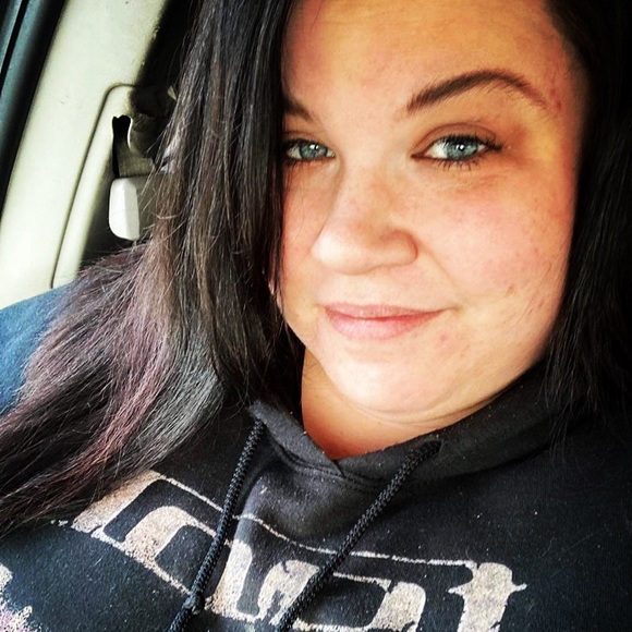 Profile Picture of Kassandra Kelly (@kaybayb33d0llx) on Poshmark