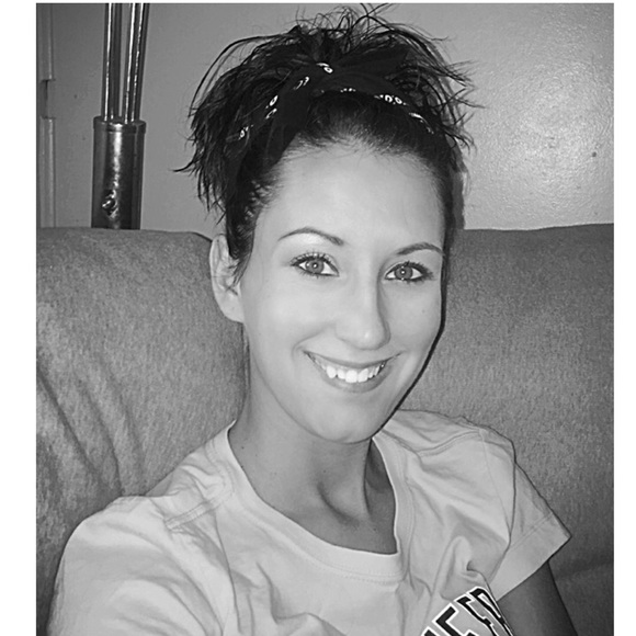 Profile Picture of Nikki Cline (@nikkicline) on Poshmark