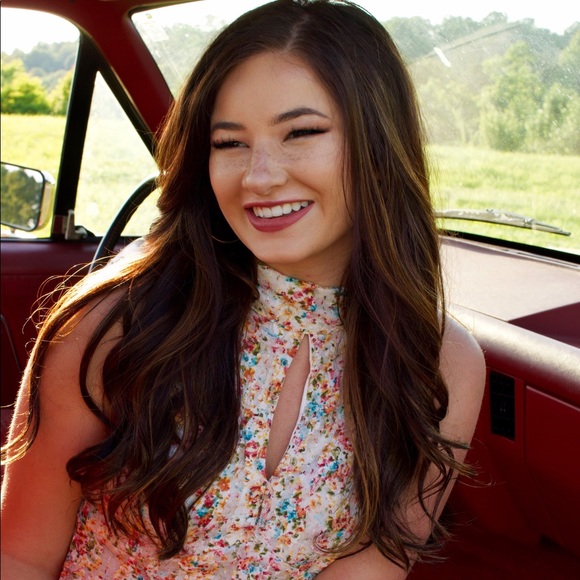 Profile Picture of Laura Honigmann (@laurakaitlyn101) on Poshmark
