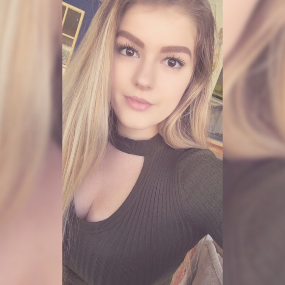 Profile Picture of Christy Largent (@christy_largent) on Poshmark
