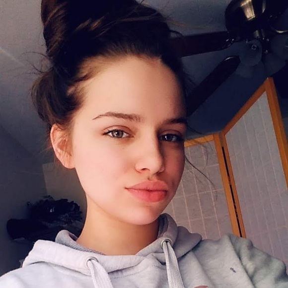 Profile Picture of Haylee Crouthamel (@hcrouthamel) on Poshmark