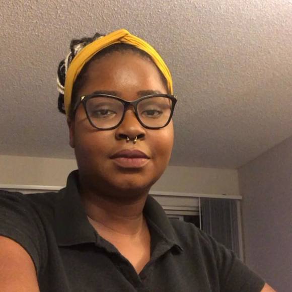 Profile Picture of Lillian Powers (@lalalilliee) on Poshmark