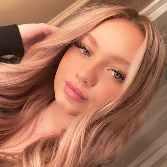 Profile Picture of Ariana Bochenek (@arianabochenek) on Poshmark