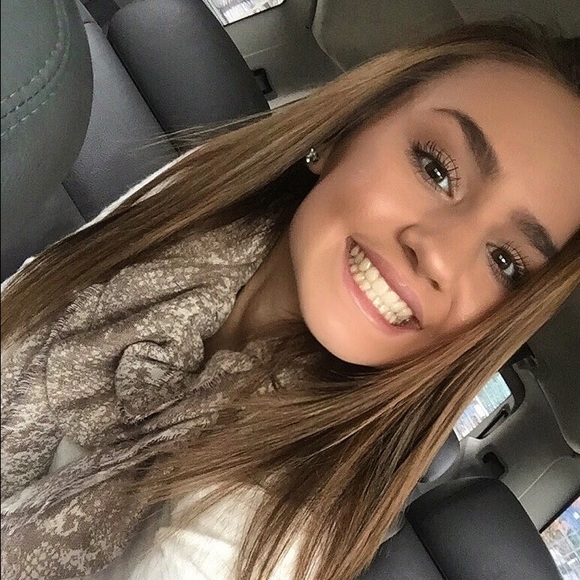 Profile Picture of Paige Feick (@yvooonne01) on Poshmark