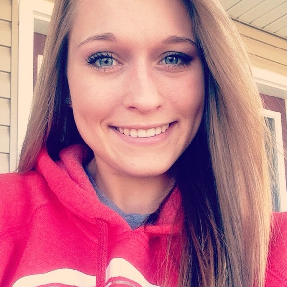 Profile Picture of Hannah Craiglow (@craiglowhannah) on Poshmark