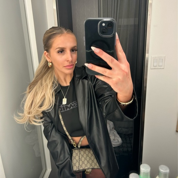 Profile Picture of Avery Vanderberg (@averyvanderberg) on Poshmark