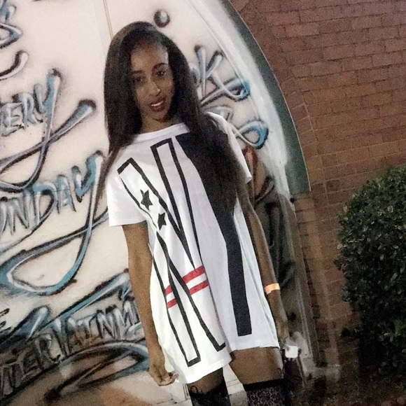 Profile Picture of Dominique Thompson (@errinthom) on Poshmark