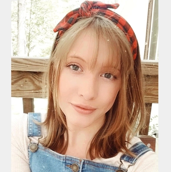 Profile Picture of Tessa Isgrigg (@rosycheeks99) on Poshmark