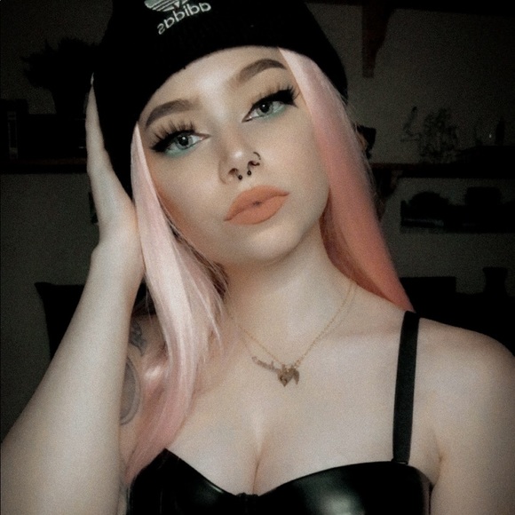 Profile Picture of Shawna Michelle (@baybehbunz) on Poshmark