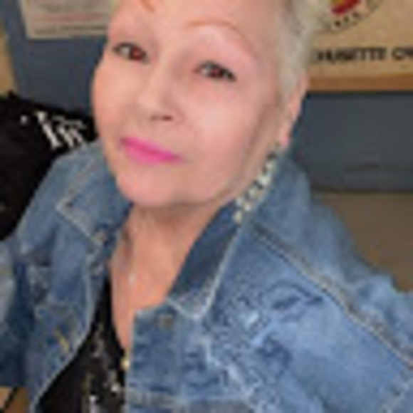 Profile Picture of Donna Mackey (@donnalmackey58) on Poshmark