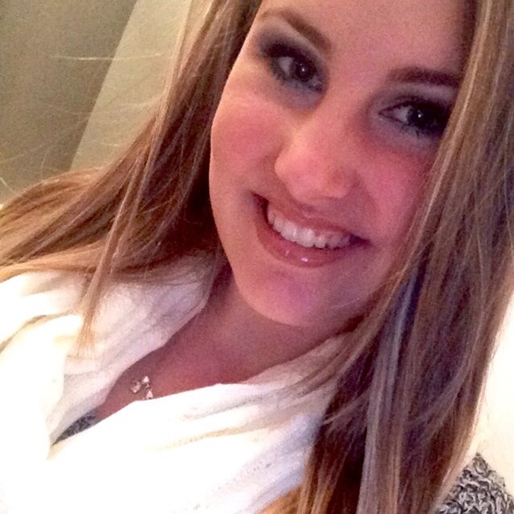 Profile Picture of Dana Clingo (@danaclingo) on Poshmark