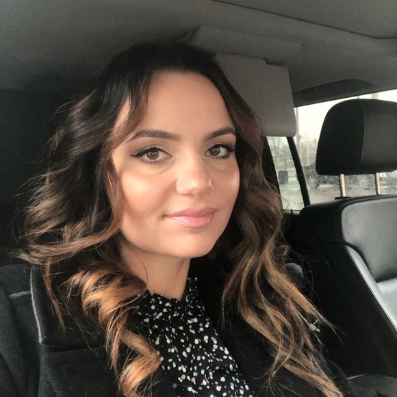 Profile Picture of Lindita Berisaj (@lindab85) on Poshmark