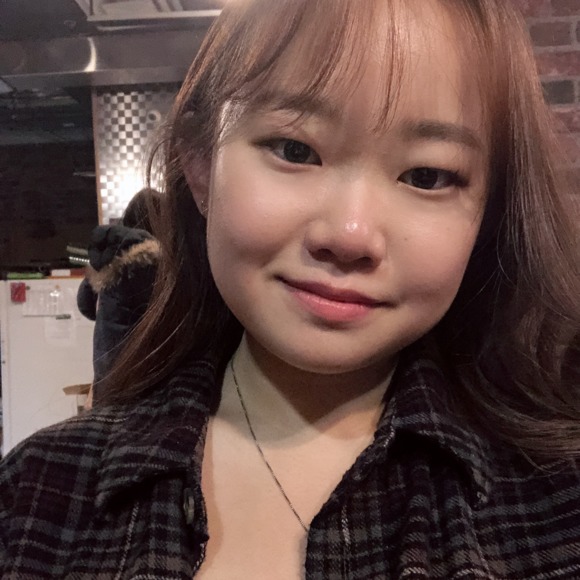 Profile Picture of Raina Kim (@raina_kim) on Poshmark