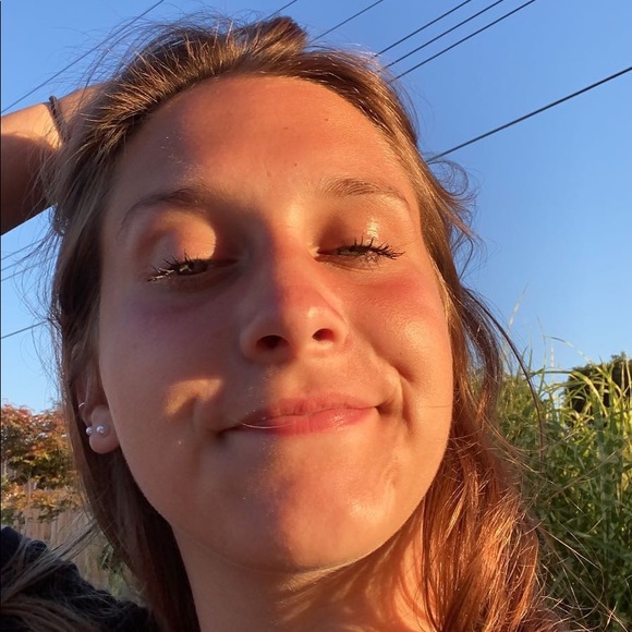 Profile Picture of Abbey Magnuszewski (@absmags_) on Poshmark