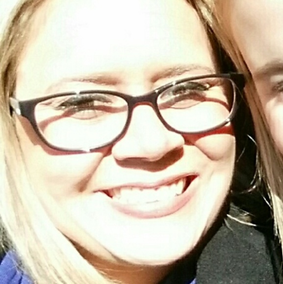 Profile Picture of Danielle Hawn (@hawnld) on Poshmark