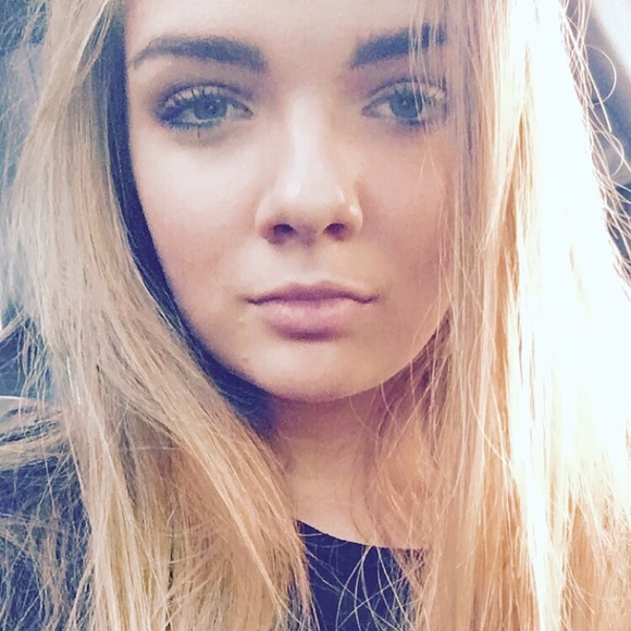 Profile Picture of Alexis Burandt (@lexiburandt) on Poshmark