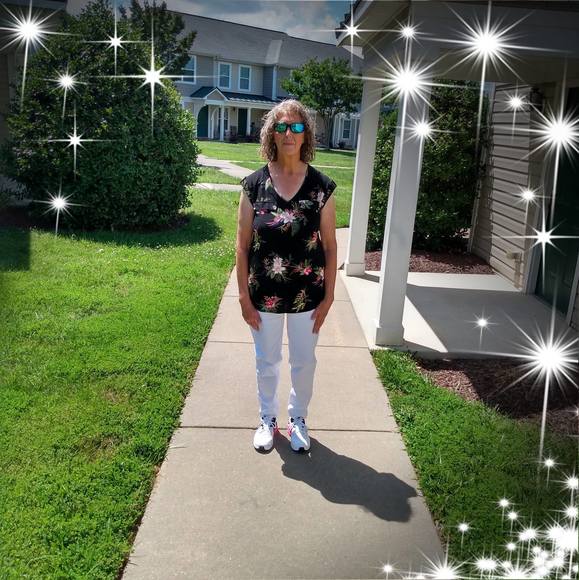 Profile Picture of Laurie Moore (@lauriemoore708) on Poshmark