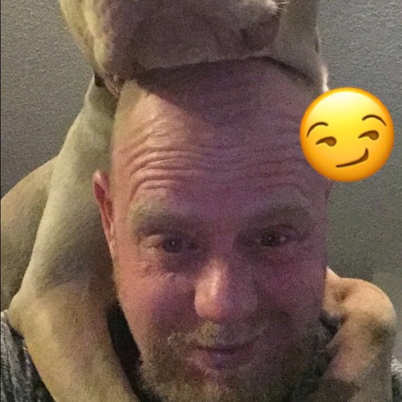 Profile Picture of Travis Cole (@curbsideserv) on Poshmark