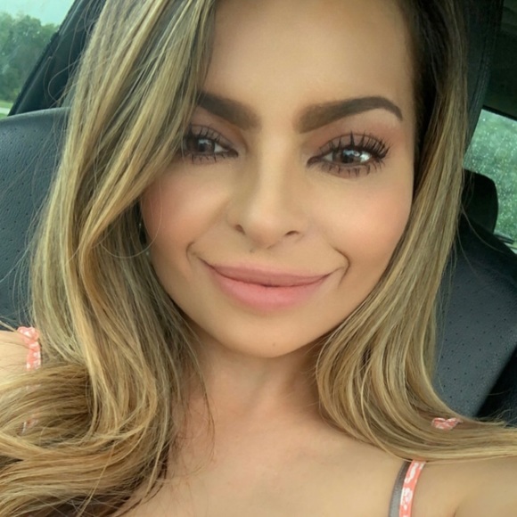 Profile Picture of Wendy Saravia (@liveoncetoshop) on Poshmark